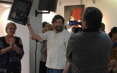 Escritores y artistas de Cuba entregan premio a cineasta boliviano